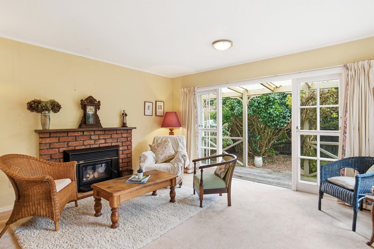 8 York Avenue, Manor Park, Lower Hutt - Carousel 1
