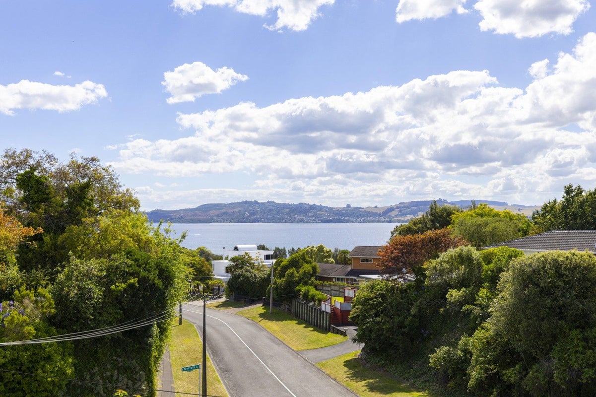 1 Norfolk Road, Waipahihi, Taupo - Carousel 2
