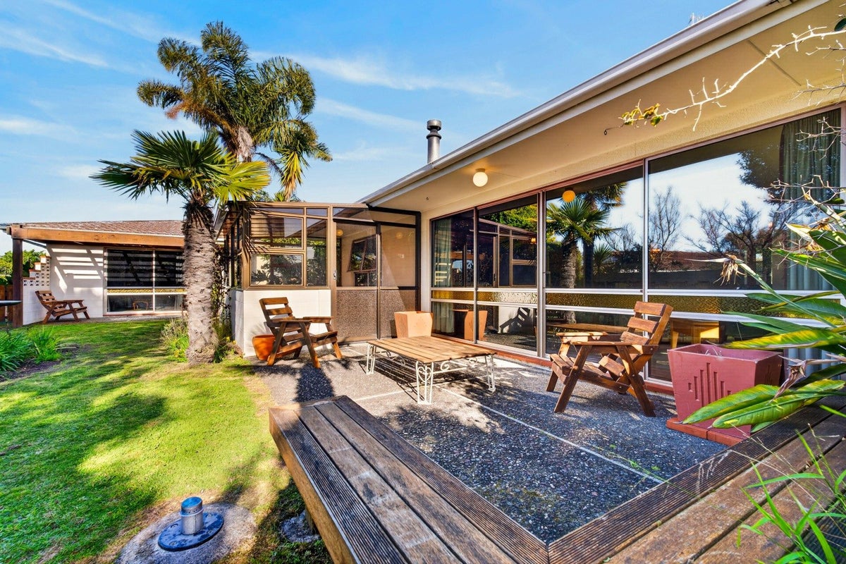 22 Gordon Road, Plimmerton, Porirua - Carousel 1