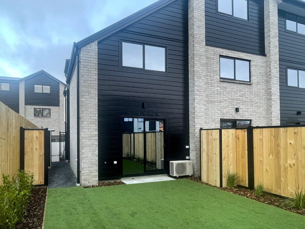 4/4 Taramea Place, Addington, Christchurch - Carousel 1