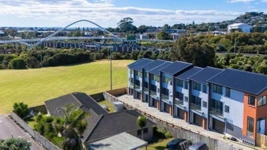 2/21 Valonia Street, New Windsor, Auckland - Carousel 1