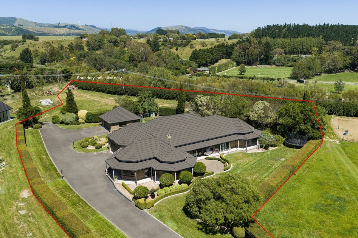 138 Valley Views, Fitzherbert, Palmerston North - Carousel 1