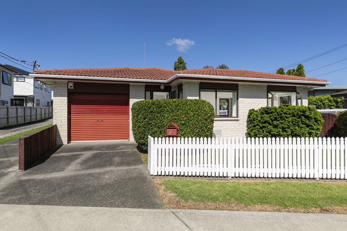 2/31A Colwill Road, Massey, Auckland - Carousel 1