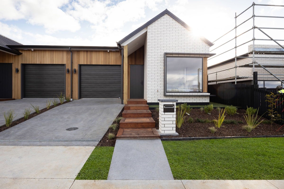 2/8 Lumino Terrace, Peacocke, Hamilton - Carousel 1