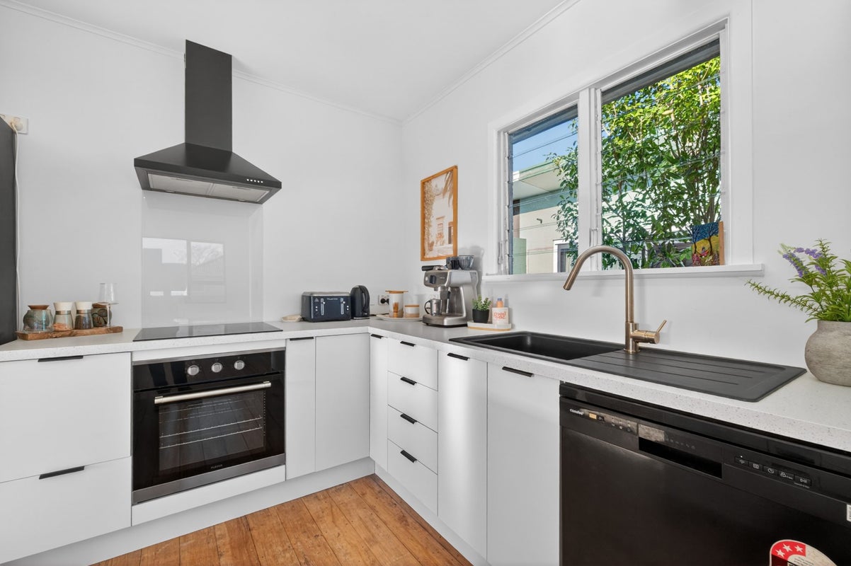 28 North Road, The Wood, Nelson - Carousel 2