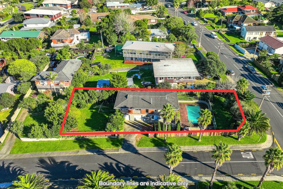 1 Cyclarama Crescent, Massey, Auckland - Carousel 1