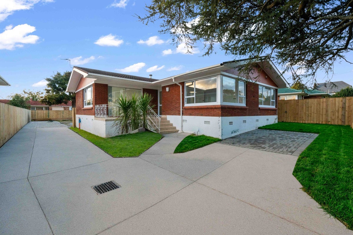 10 Tomlinson Street, Hillpark, Auckland - Carousel 1