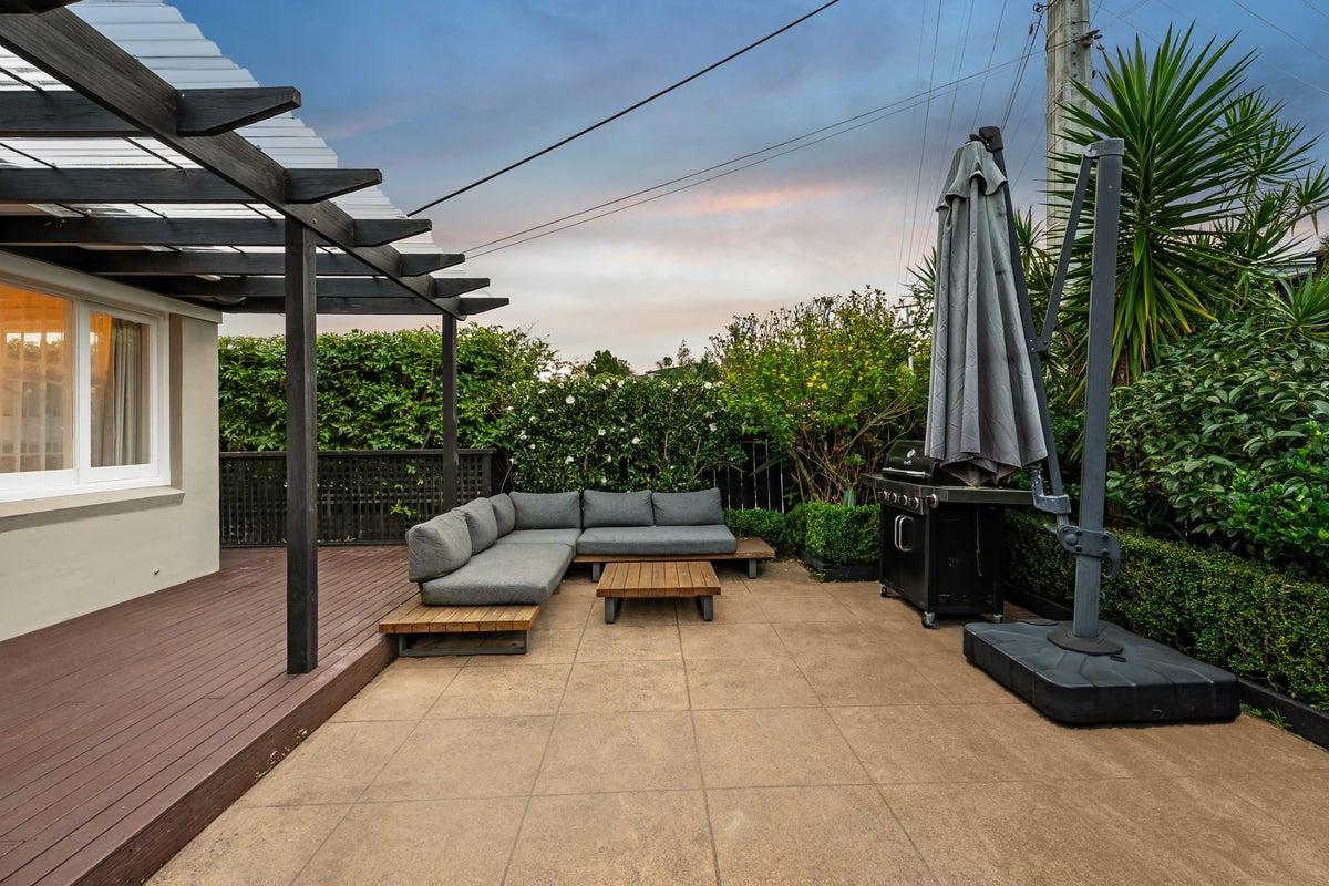 44 Peter Terrace, Castor Bay, Auckland - Carousel 2