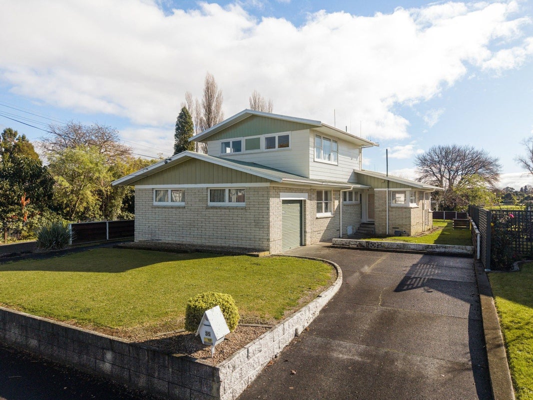 35 Lewis Street, Glenview, Hamilton - Carousel 1