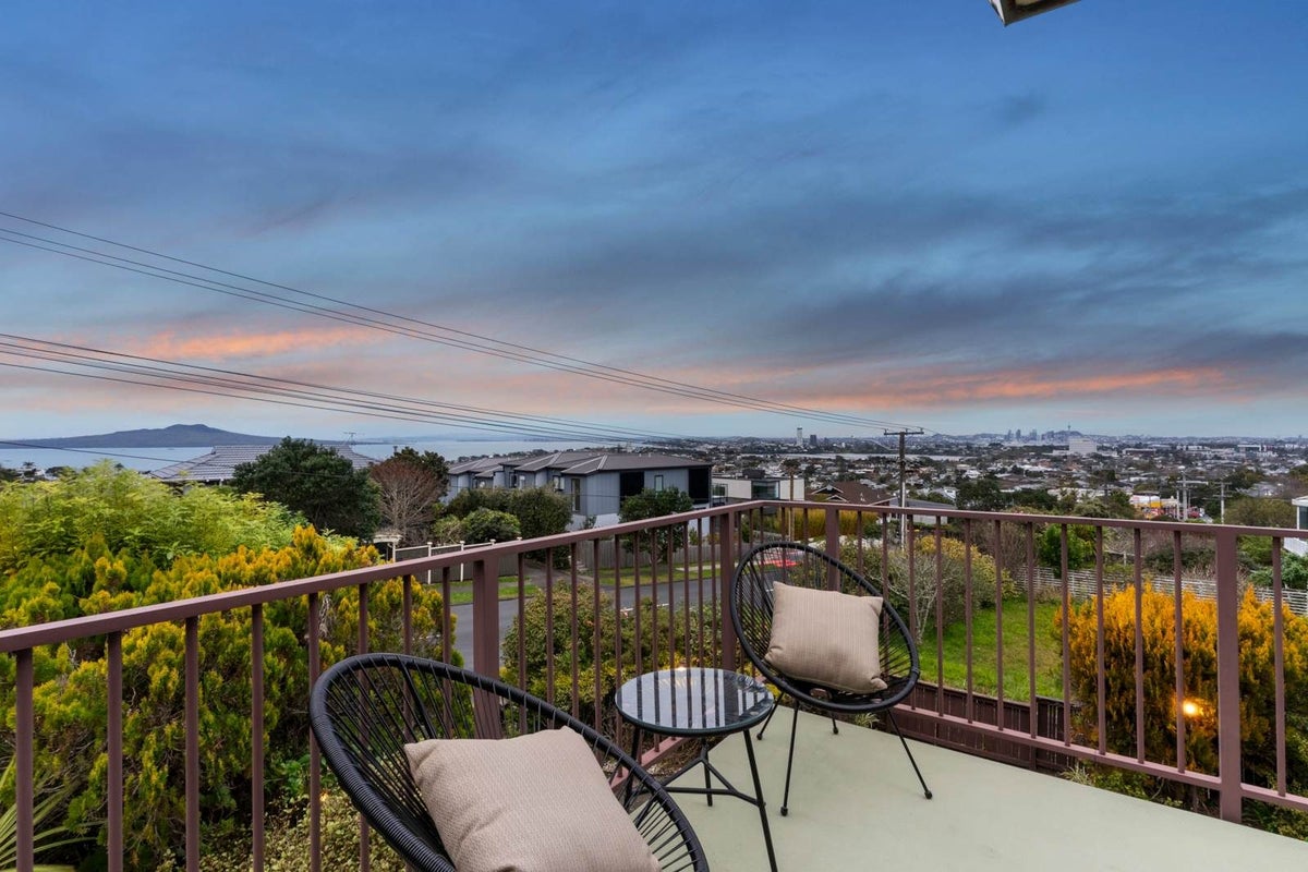 1/170 East Coast Road, Forrest Hill, Auckland - Carousel 2