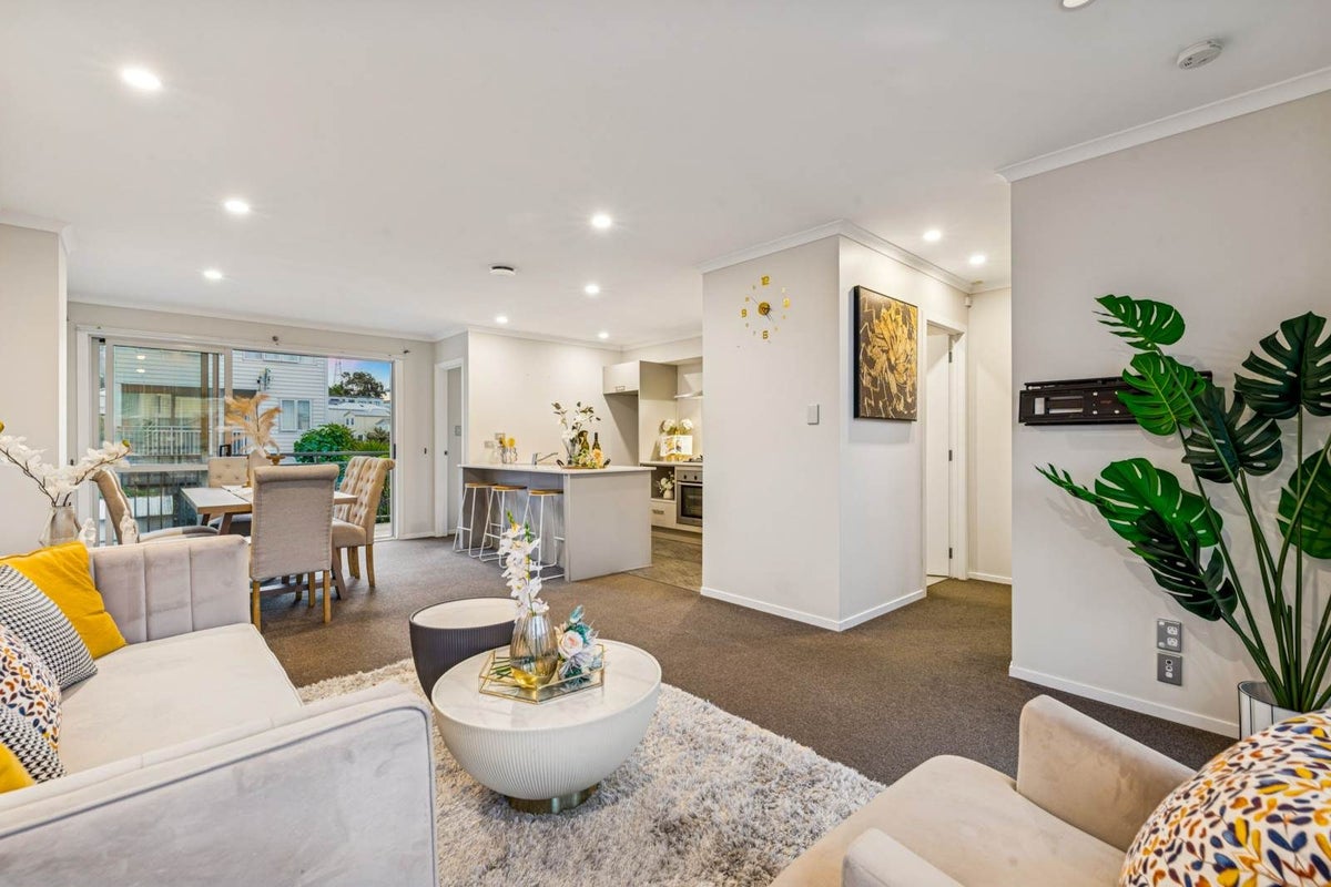 10 Panakenake Way, Flat Bush, Auckland - Carousel 2