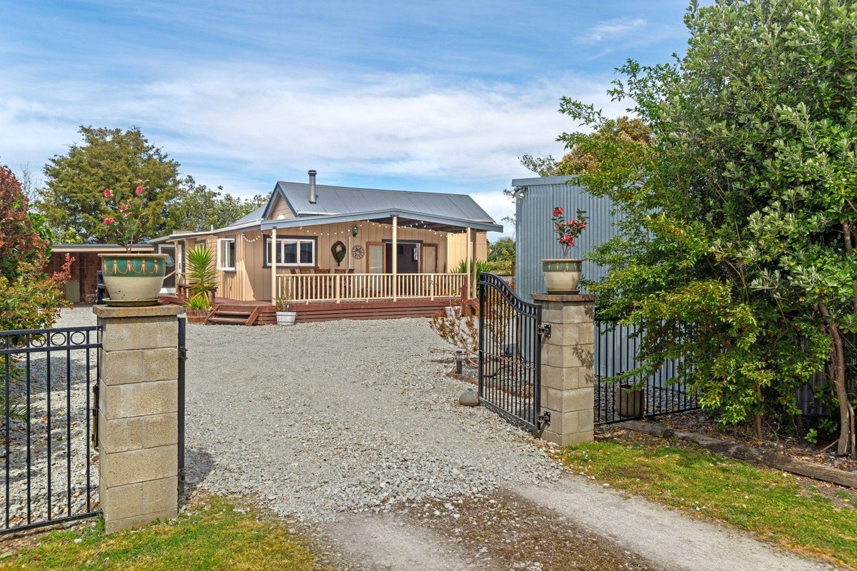 15 Domain Road, Ormond, Gisborne - Carousel 22
