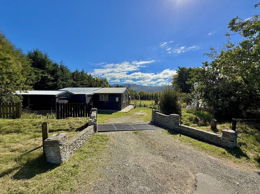 34 Earthquake Road, Oamaru - Carousel 29