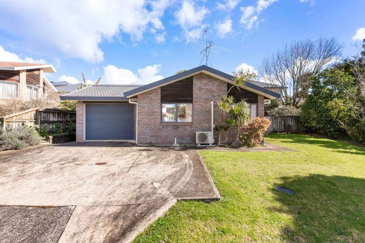 51 Milan Drive, Glen Eden, Auckland - Carousel 1