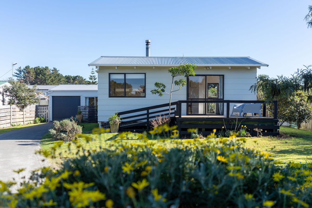 4 Forest Road, Waitarere Beach, Levin - Carousel 2