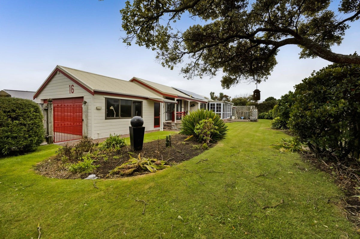 16 Heaphy Road, Opunake, Opunake - Carousel 1