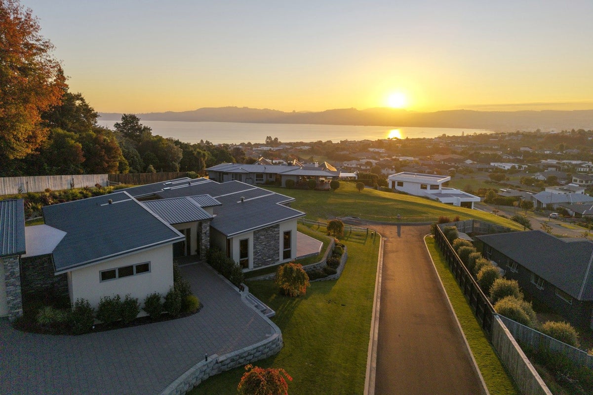 7 Azalea Lane, Waipahihi, Taupo - Carousel 1