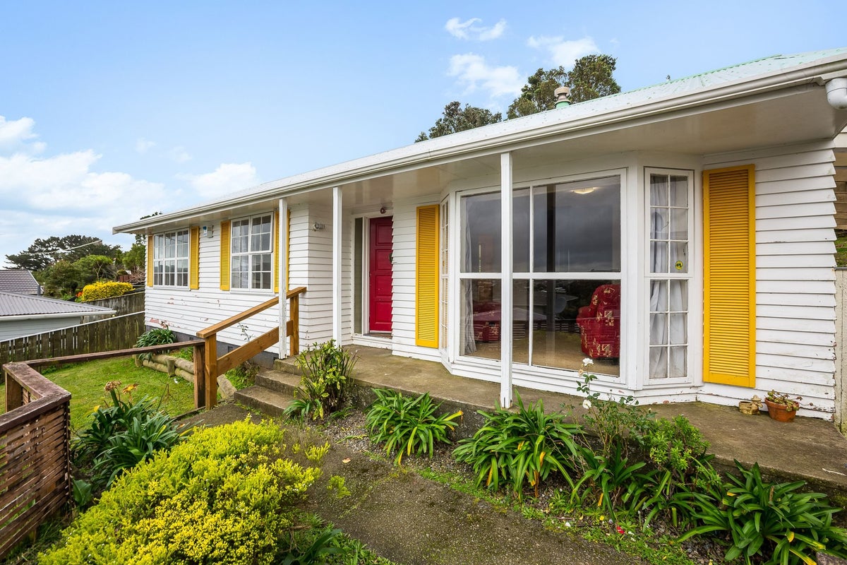 472 Warspite Avenue, Ascot Park, Porirua - Carousel 1