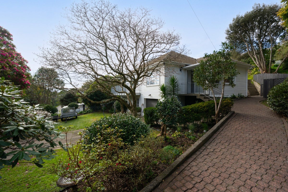 15 Ngatitoa Street, Tawa, Wellington - Carousel 1