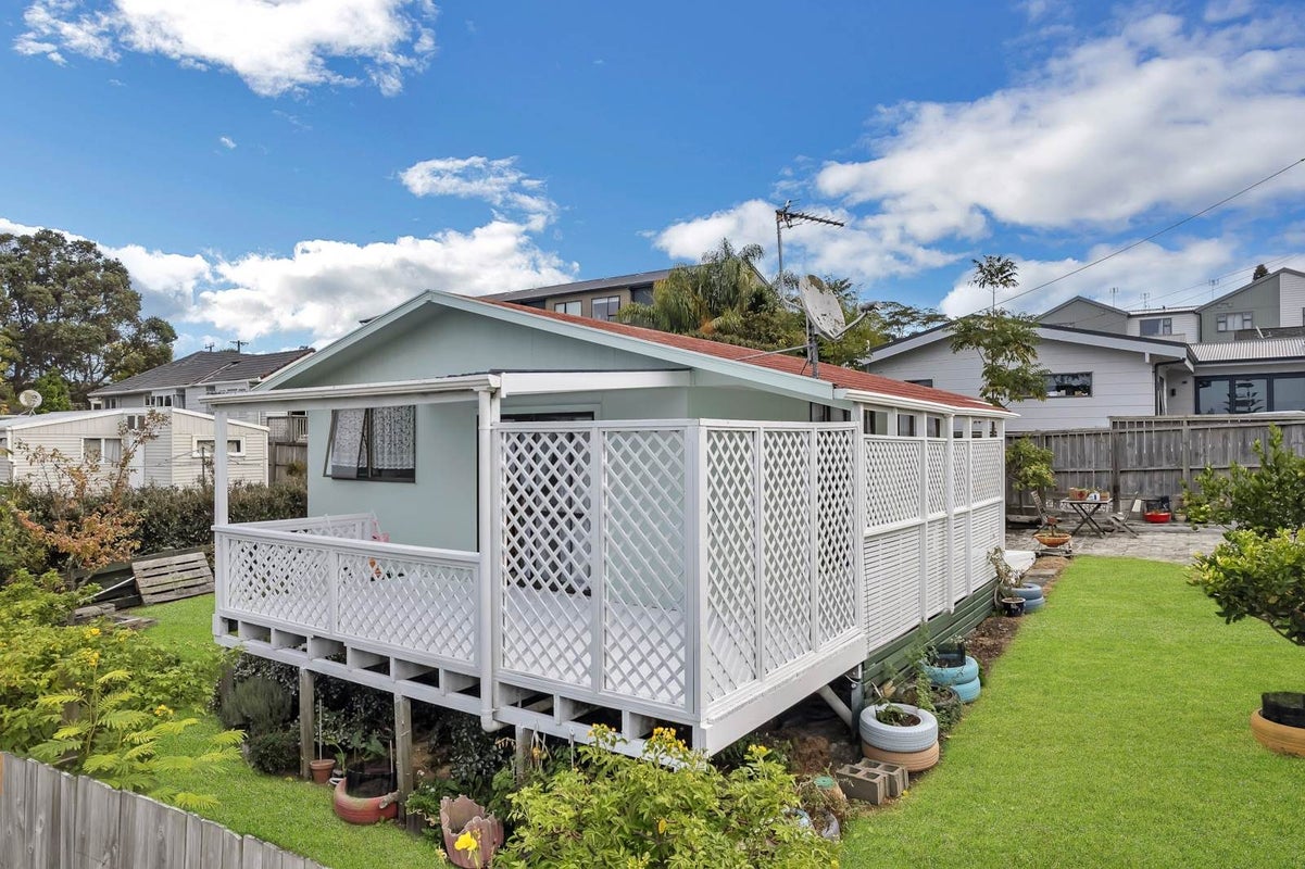 2/13 Lancaster Road, Beach Haven, Auckland - Carousel 1