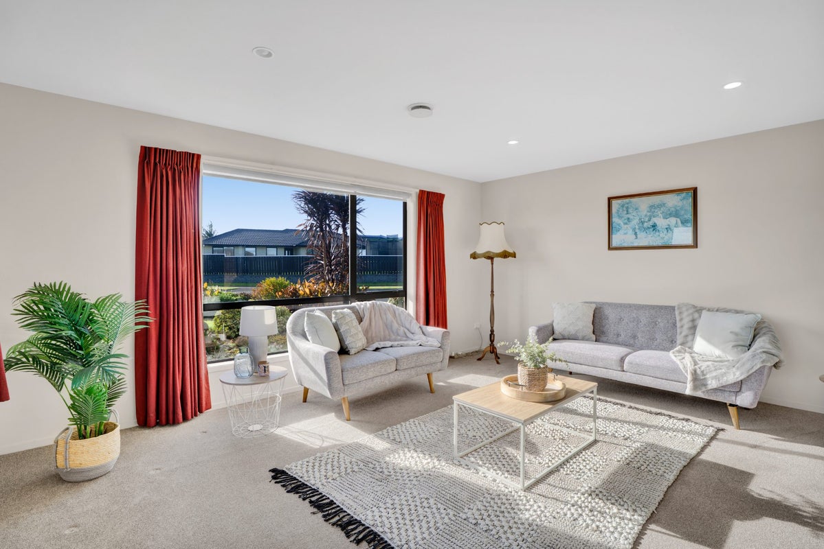 8 Jules Crescent, Bell Block, New Plymouth - Carousel 2