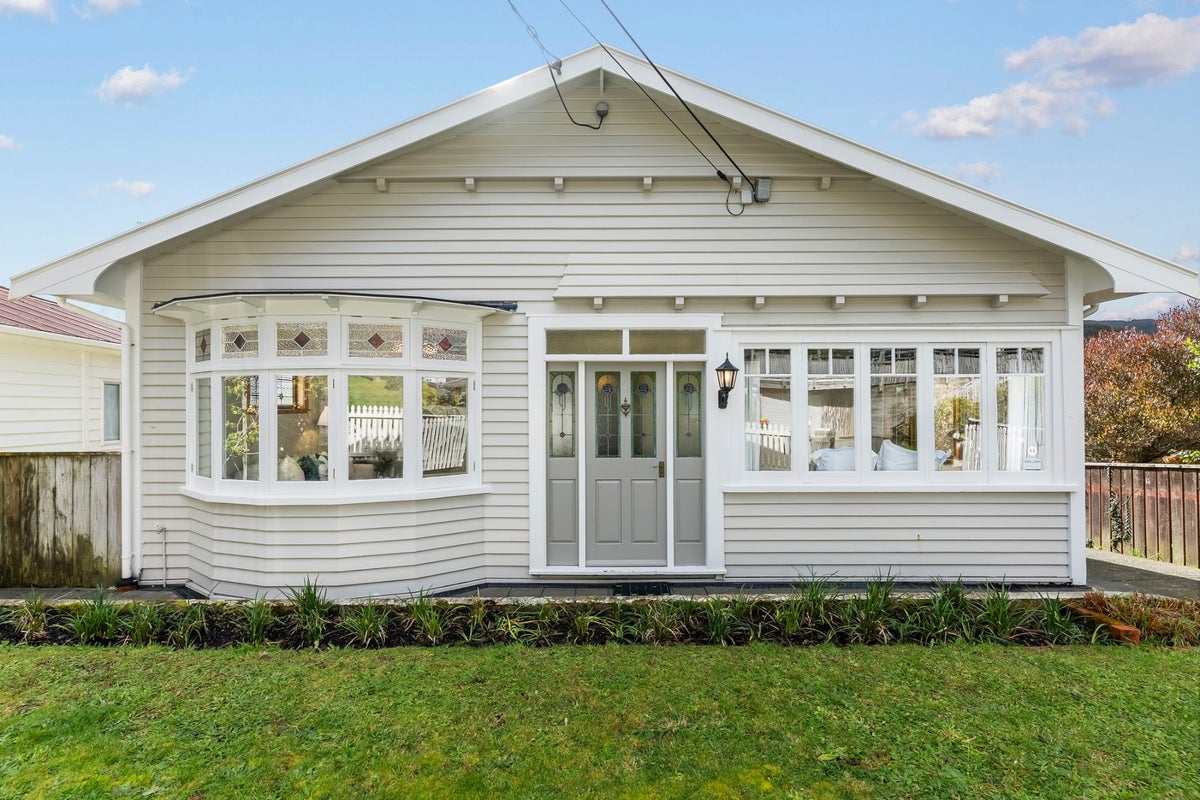 4 Collier Avenue, Karori, Wellington - Carousel 1