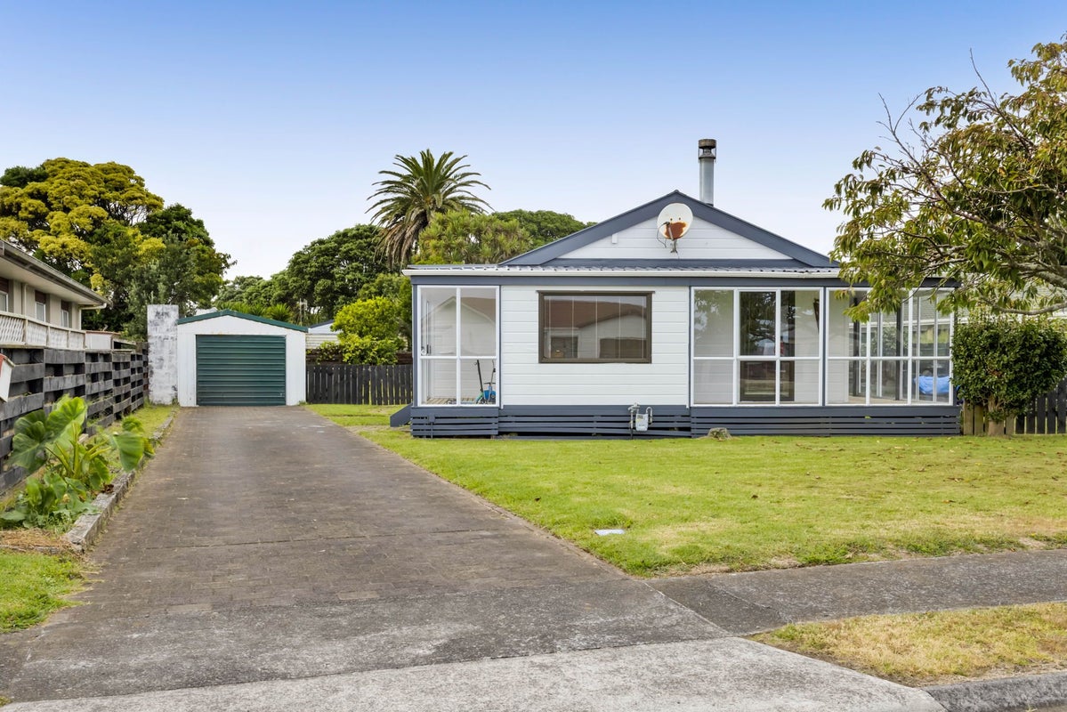 8 Ponderosa Place, Opunake - Carousel 1