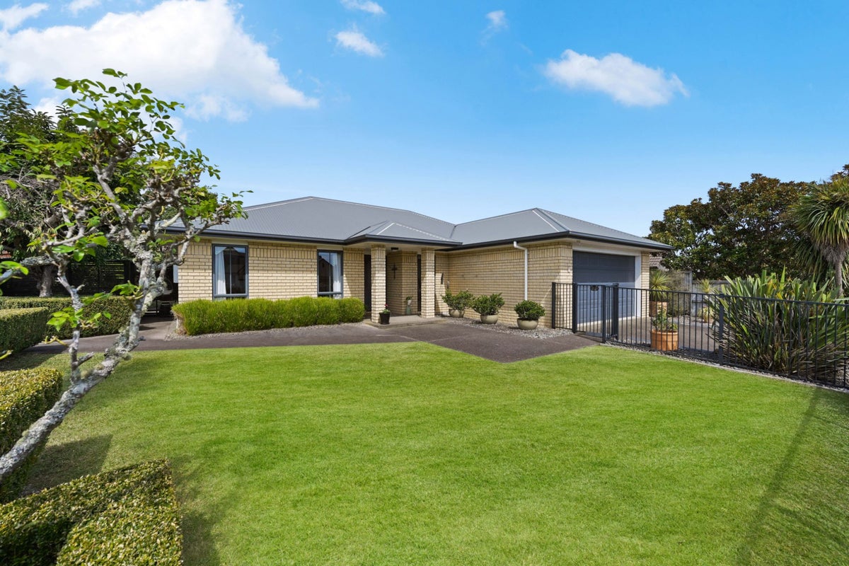 27 St James Drive, Huntington, Hamilton - Carousel 1