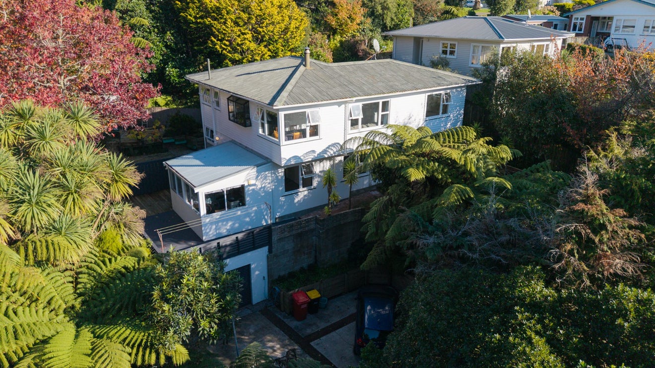 10 Court Road, Tawa, Wellington - Carousel 1