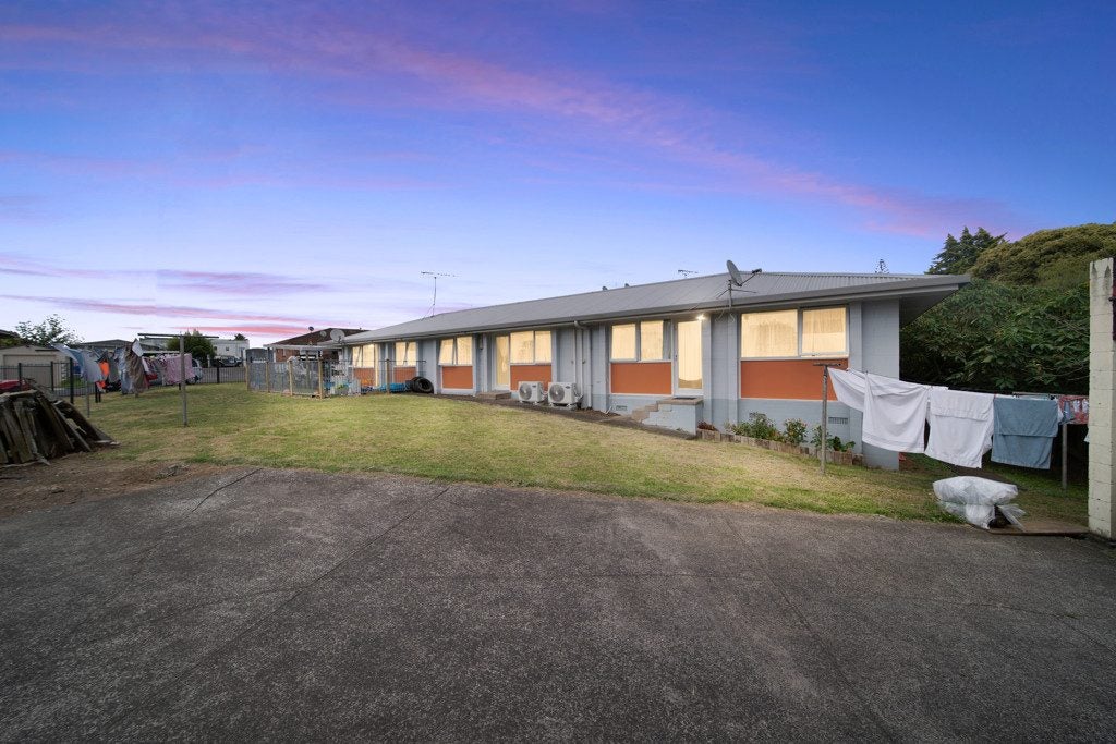 16 Rodney Street, Northland, Wellington - Carousel 1