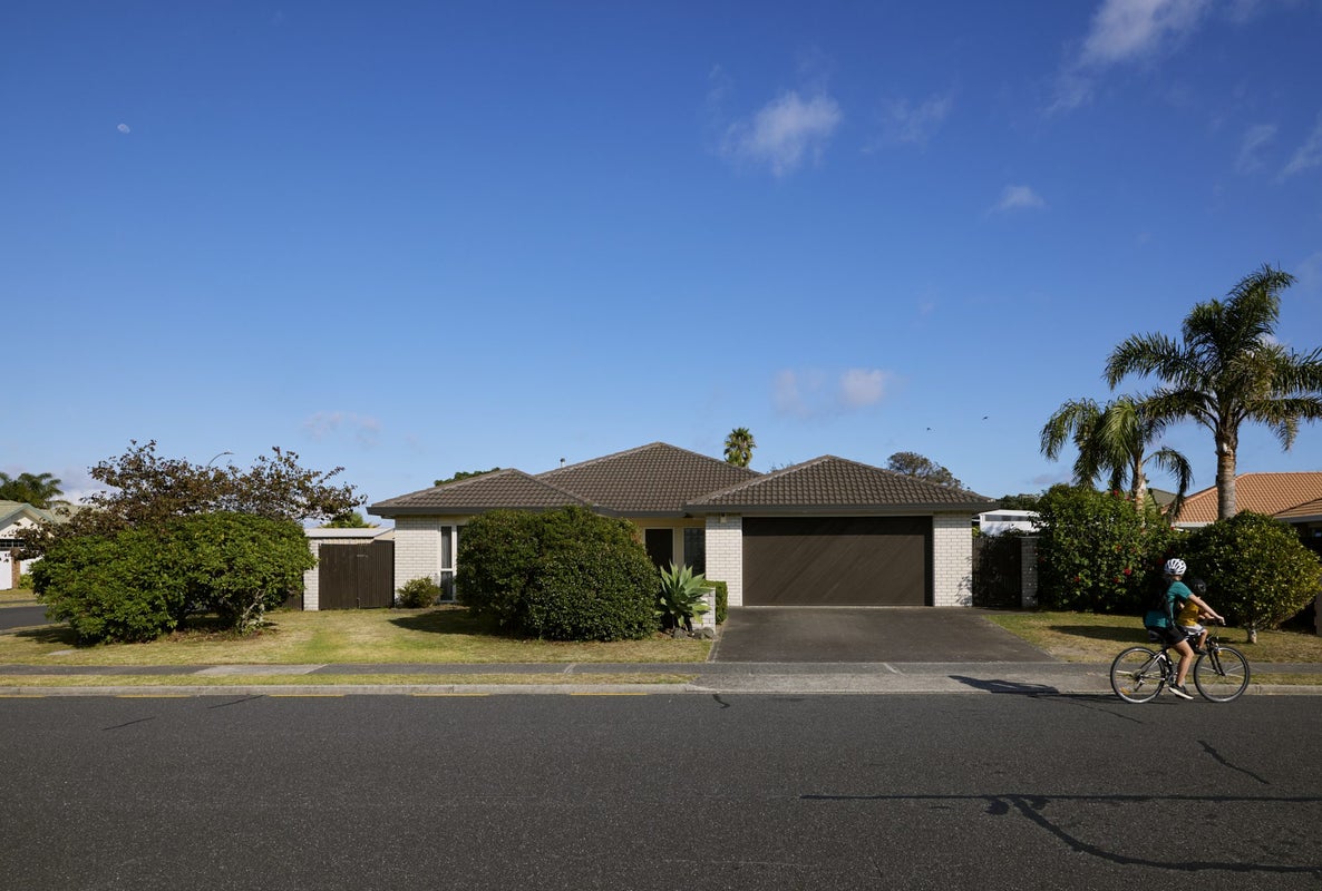 22 Lotus Avenue, Mount Maunganui, Mount Maunganui - Carousel 1