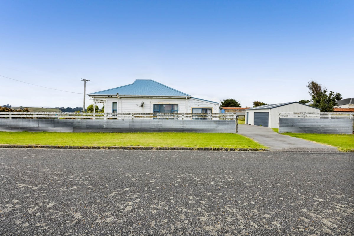 11 Suffolk Street, Patea - Carousel 40