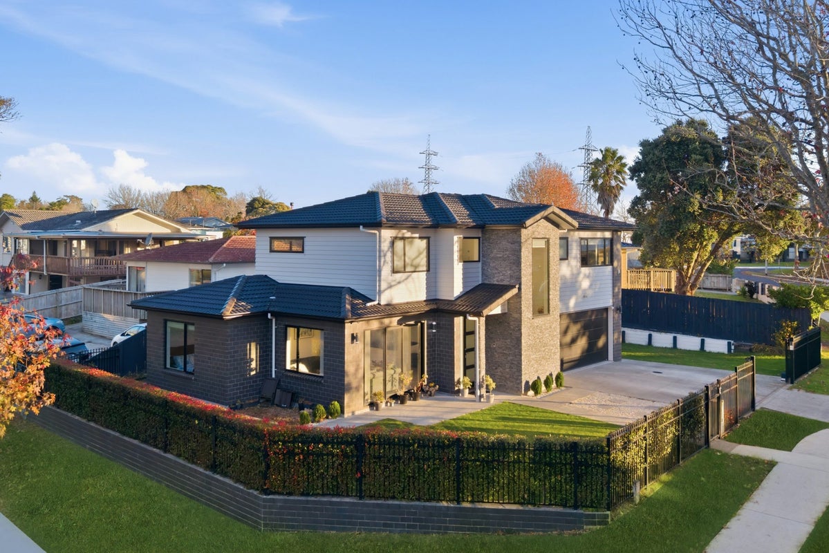 67 Sikkim Crescent, Clover Park, Auckland - Carousel 1
