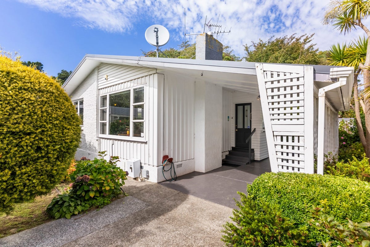 4 Silverbirch Grove, Churton Park, Wellington - Carousel 1