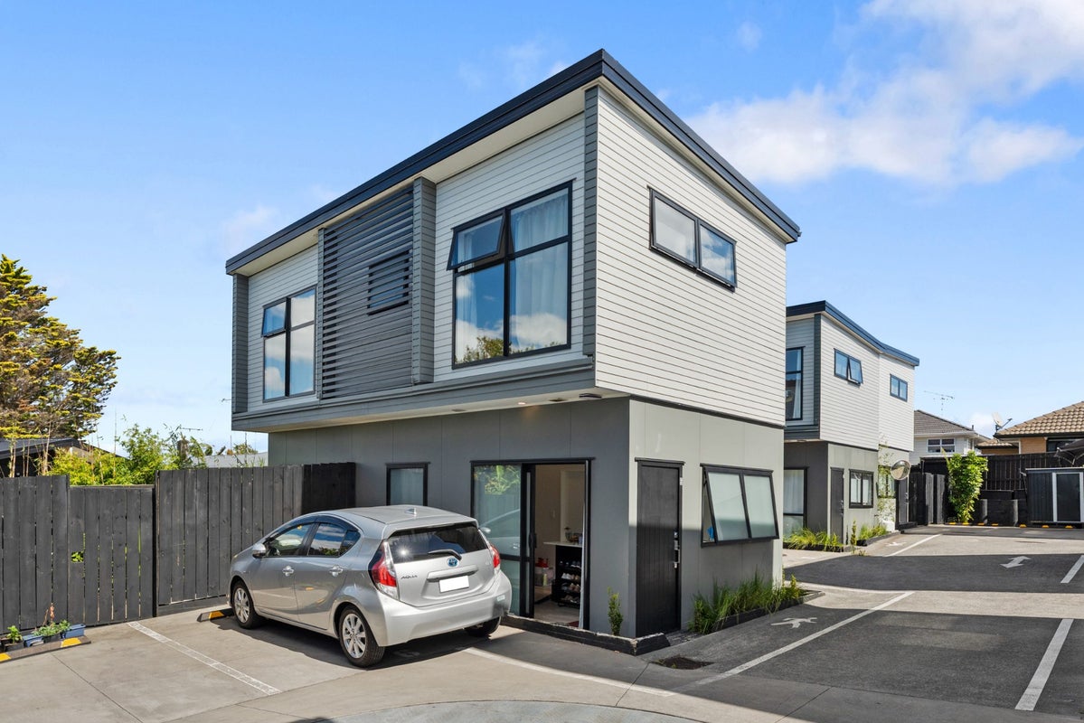 6/24 Andrew Road, Howick, Auckland - Carousel 1