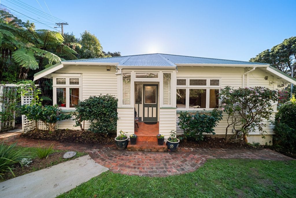 8 Fitzroy Street, Wadestown, Wellington - Carousel 2
