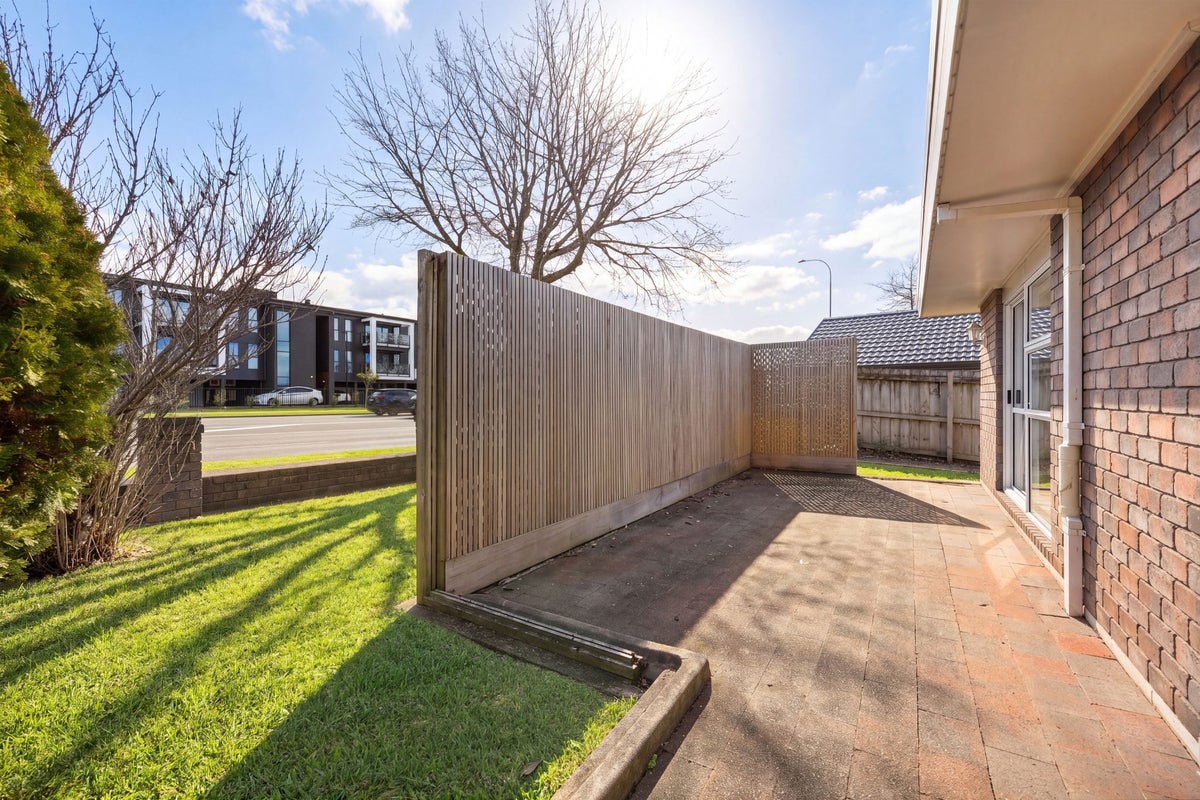 1/242 Botany Road, Golflands, Auckland - Carousel 2