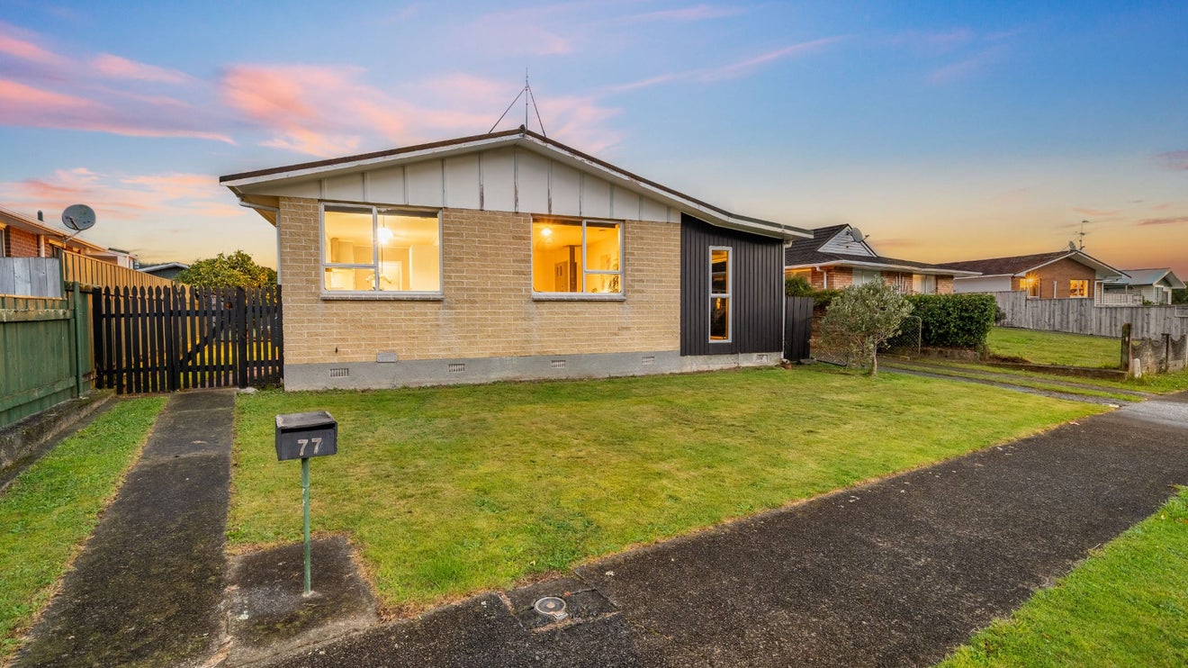 77 Pasadena Crescent, Totara Park, Upper Hutt - Carousel 1