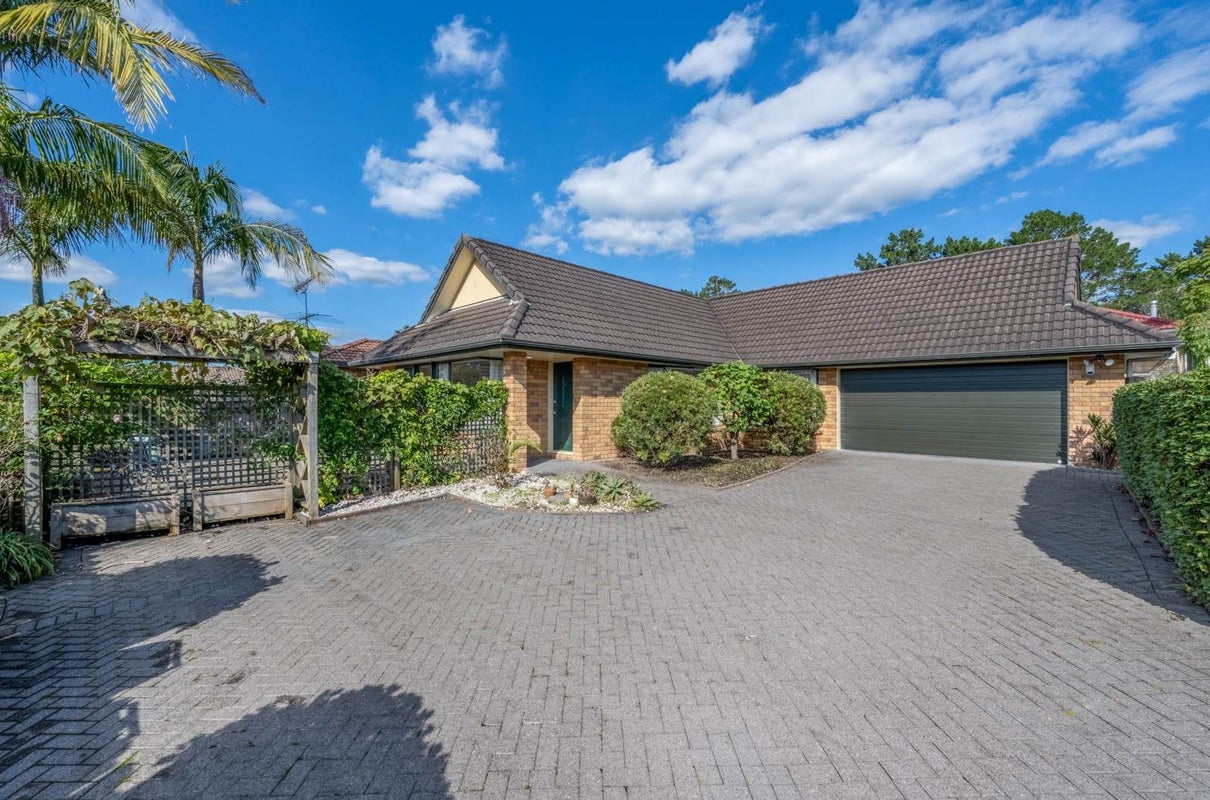 3/6 Marbeth Court, Botany Downs, Auckland - Carousel 1