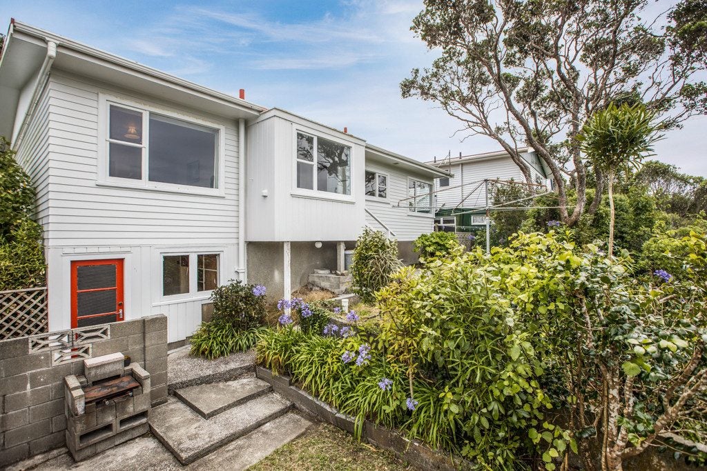 31 St Albans Avenue, Karori, Wellington - Carousel 1