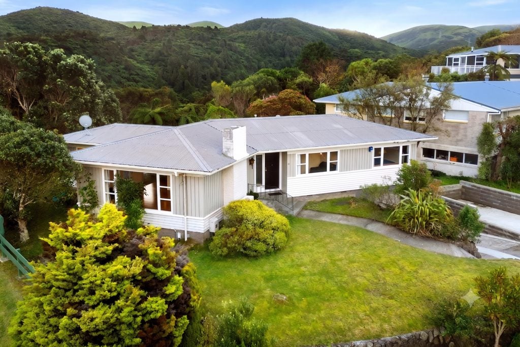 10 Levin Grove, Kelson, Lower Hutt - Carousel 1