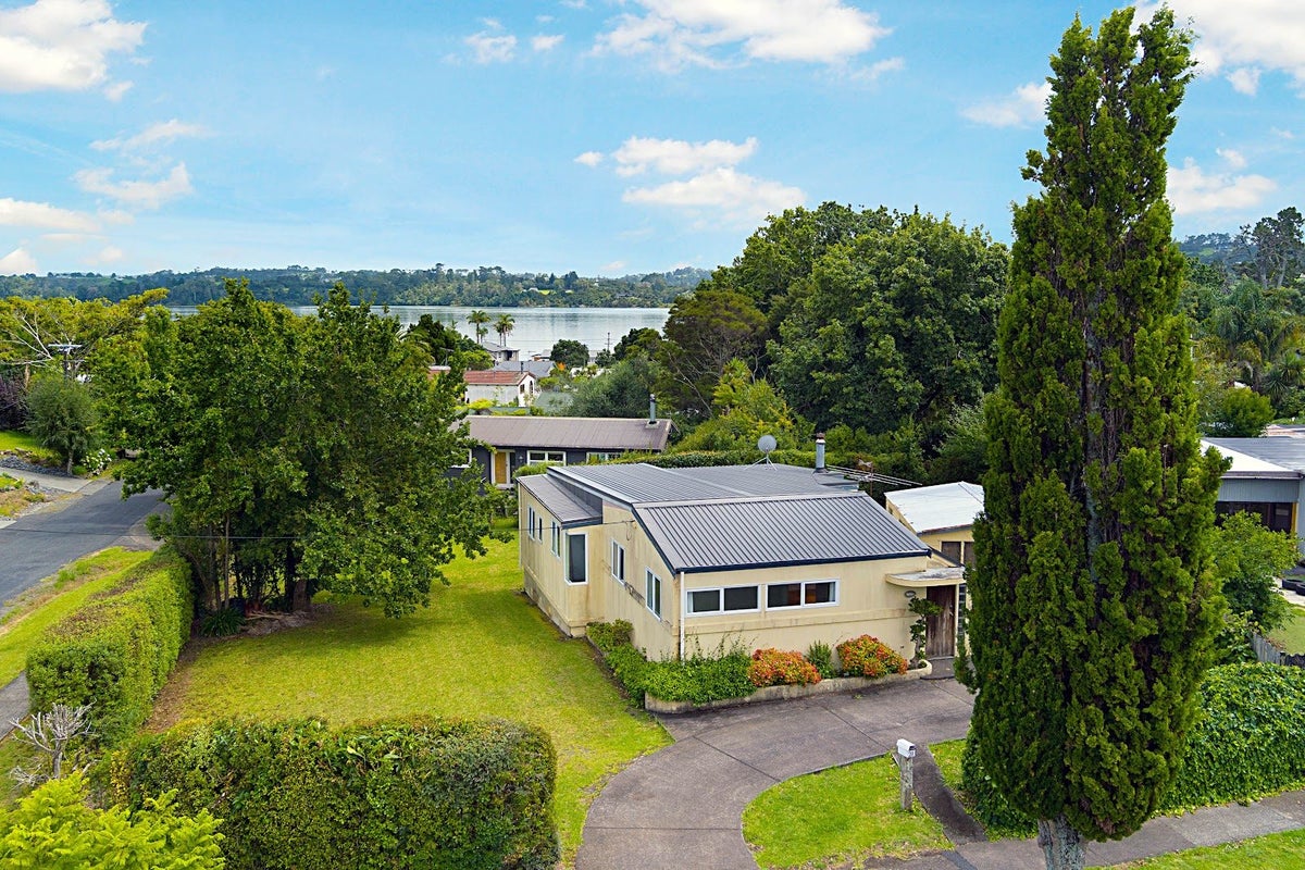 28 Ferry Parade, Herald Island, Auckland - Carousel 1