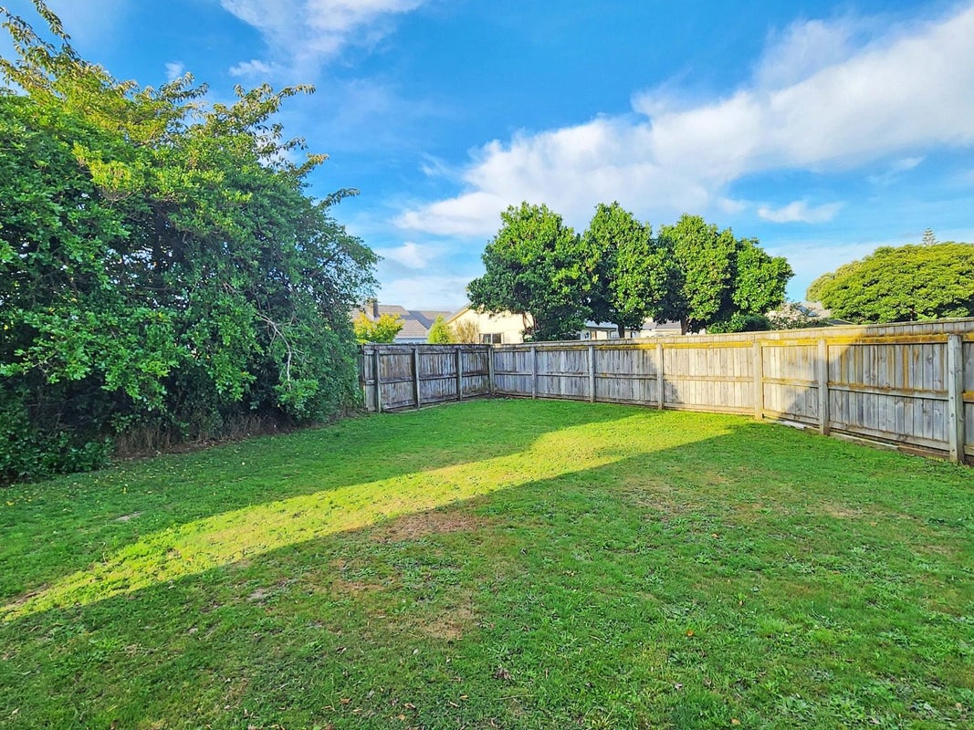 2 Avery Grove, Boulcott, Lower Hutt - Carousel 14