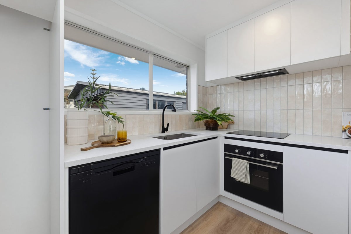 2/33 Butterworth Drive, Glendene, Auckland - Carousel 2