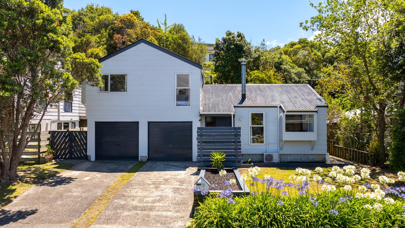 6 Bowline Place, Whitby, Porirua - Carousel 1