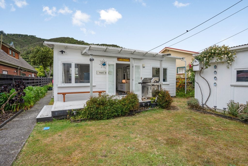 21 Tuatoru Street, Eastbourne, Lower Hutt - Carousel 2