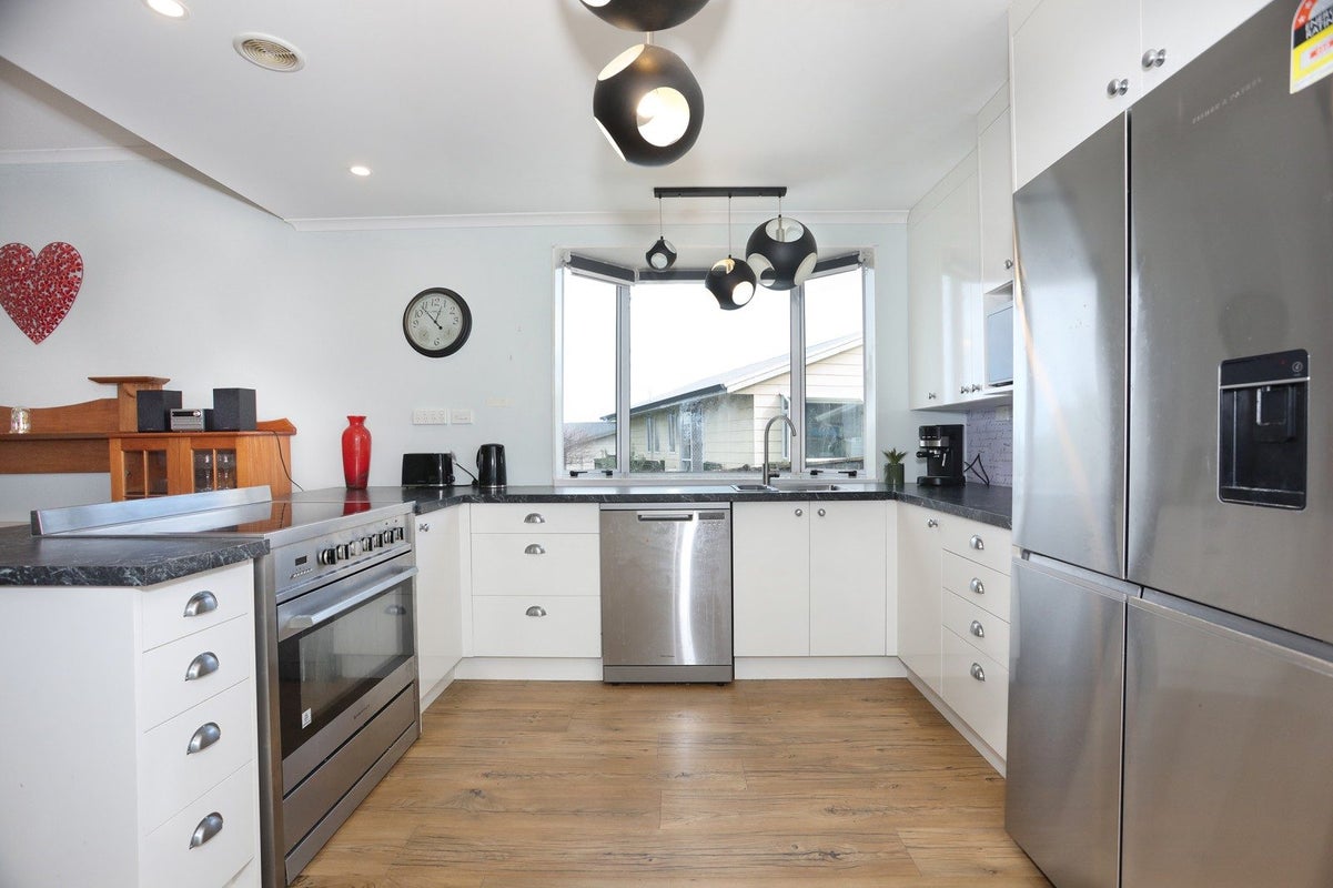 25 Dahlstrom Grove, Kelvin Grove, Palmerston North - Carousel 2