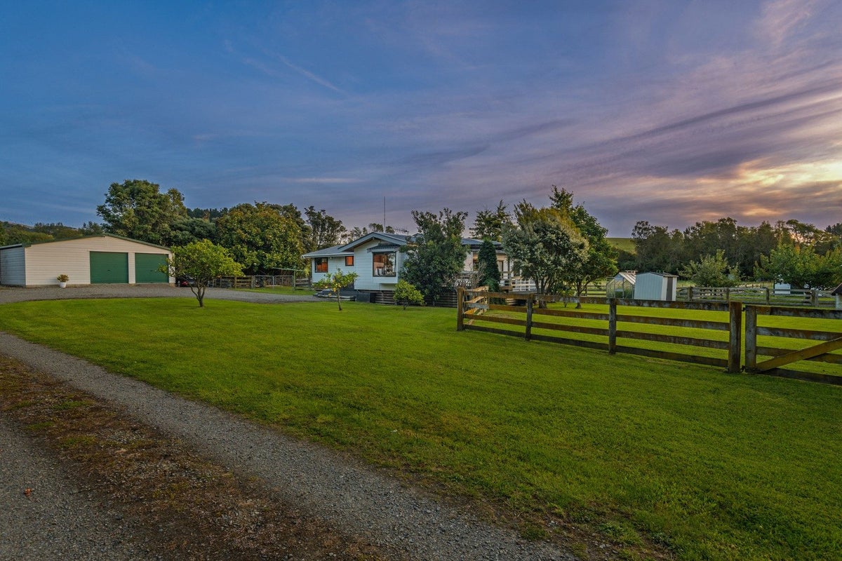 450 Fitzherbert Road, AOKAUTERE, PALMERSTON NORTH - Carousel 1
