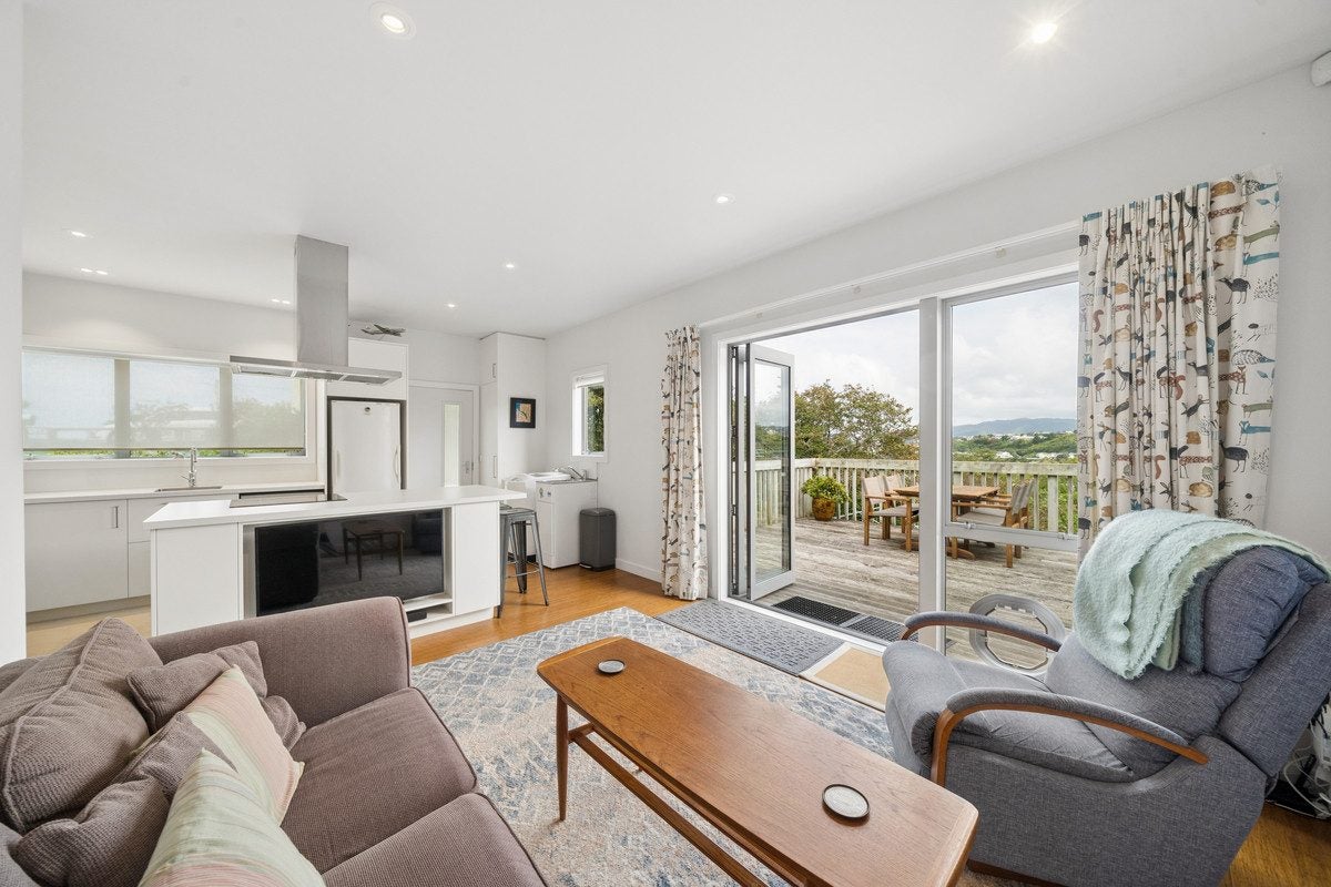 133 Nevay Road, Karaka Bays, Wellington - Carousel 2