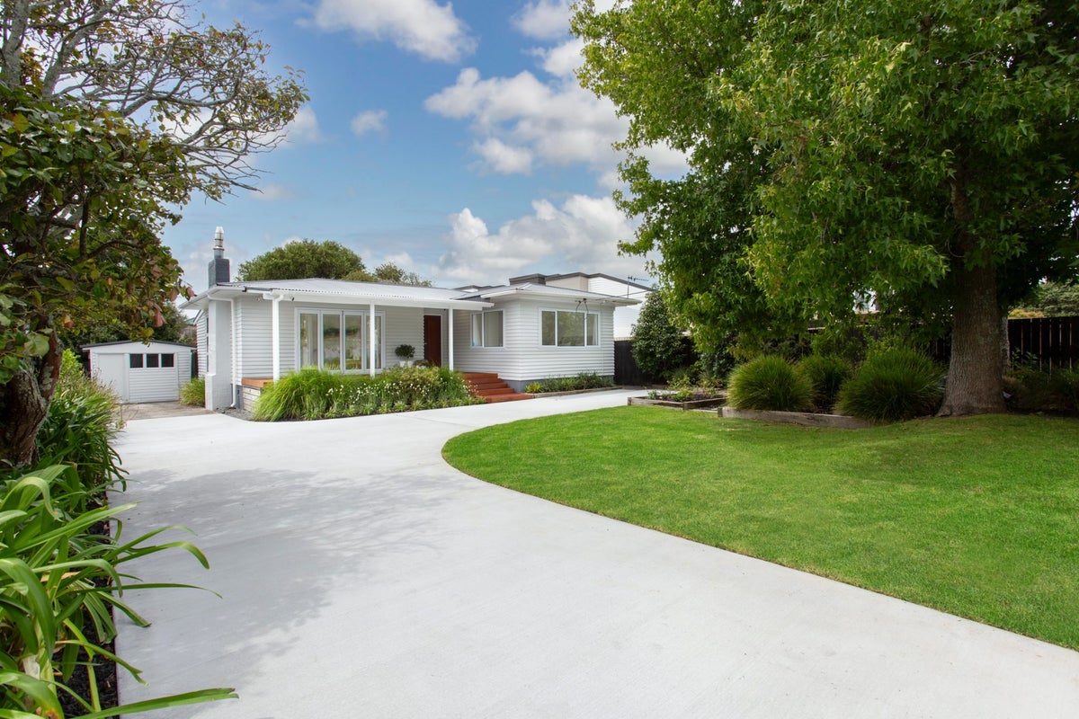 725 Te Atatu Road, Te Atatu Peninsula, Auckland - Carousel 1